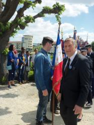 Eleve du lycee jean de la fondaine porte drapeau anacr 1